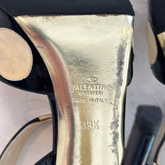 Valentino Garavani Black & Yellow Patent Leather Sandal. EU 39.5. - Picture 8 of 11